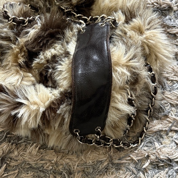 Elegant Faux Fur Shoulder Bag with Chain Handle - Picture 10 of 11